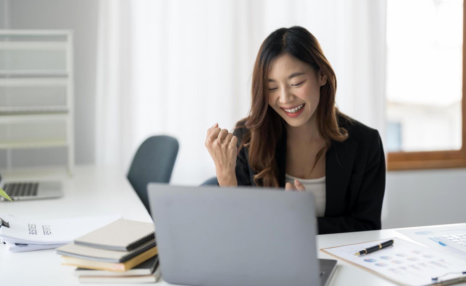 Espace de travail moderne avec documents financiers